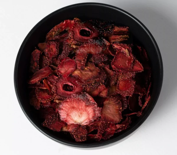 ورقه‌های توت فرنگی خشک شده با رنگ قرمز طبیعی