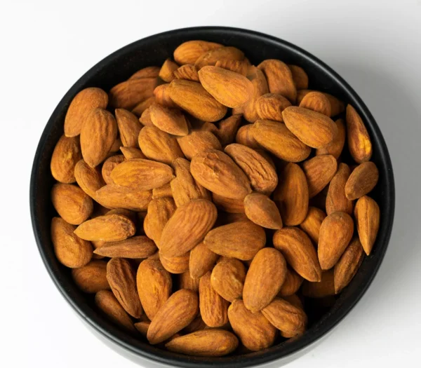 کاسه‌ای پر از مغز بادام خارجی تازه و خوش‌طعم
