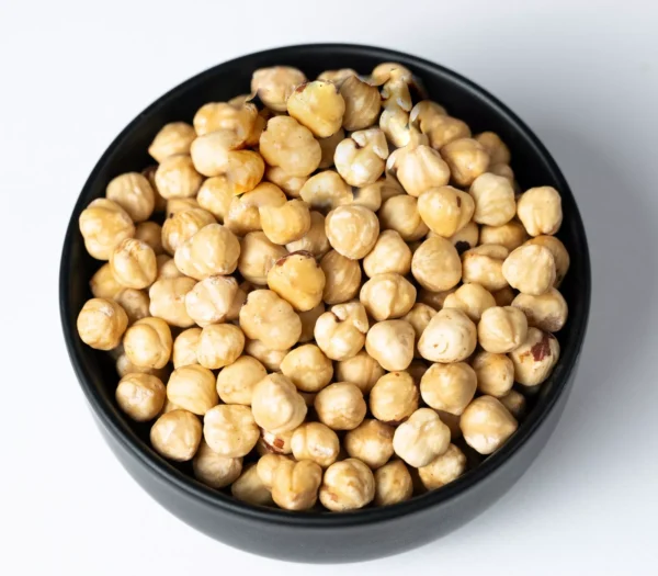 تصویر فندق سفید تازه در بسته‌بندی فروشگاه وزرا